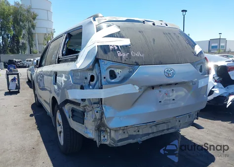 2014 Toyota Sienna Le z USA, uszkodzony, nr VIN 5TDKK3DC8ES467759